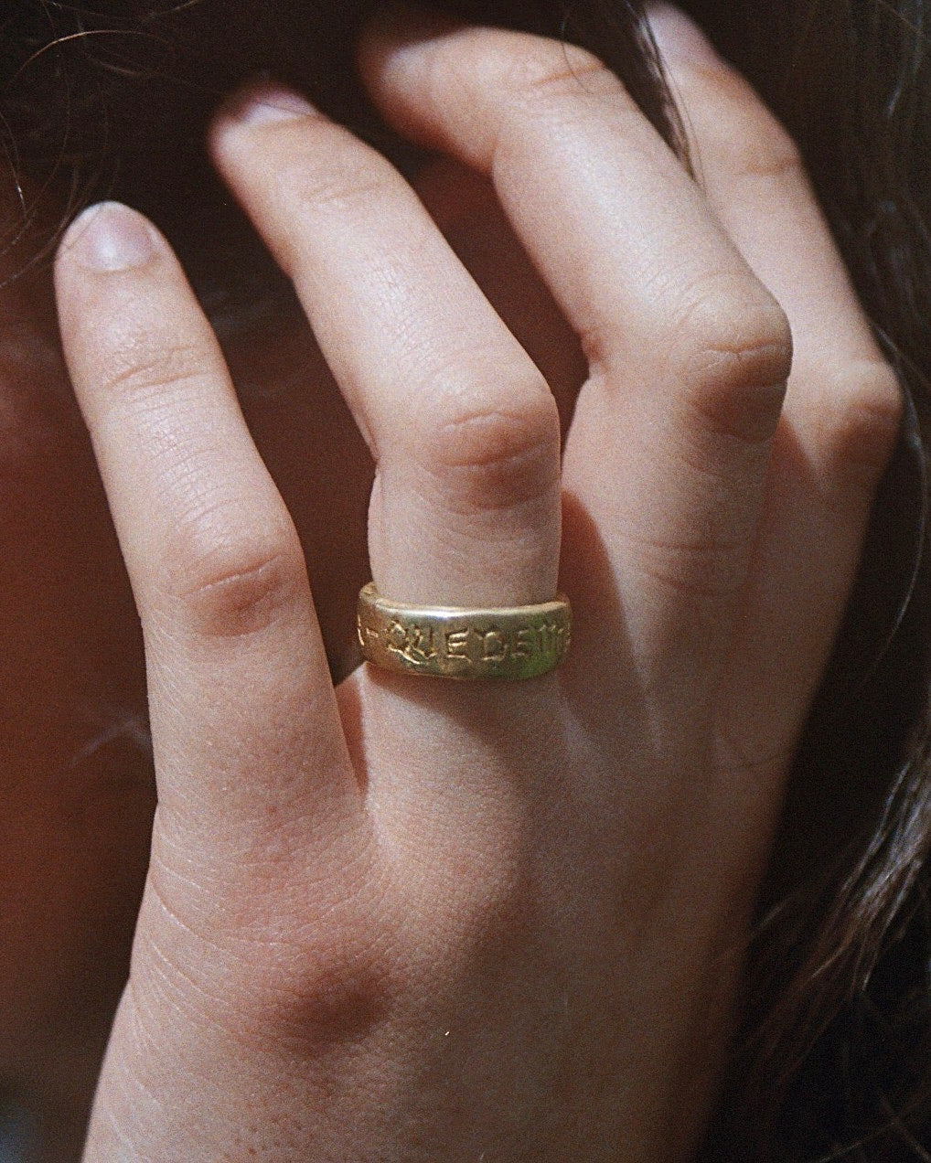 BAGUE PLUS QU'HIER MOINS QUE DEMAIN